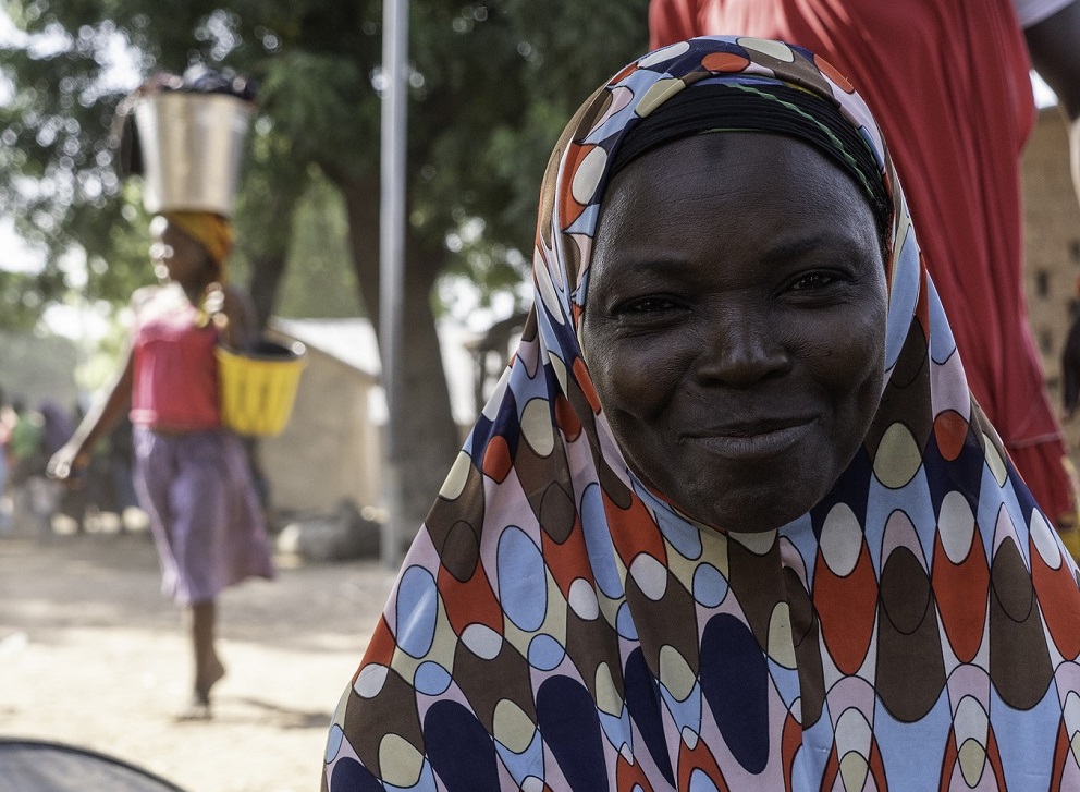 Un membre de la communauté explique comment était la vie avant et après l’arrivée du mini-réseau à Bisanti, au Nigéria. Photo: Geraint Hill, 2018