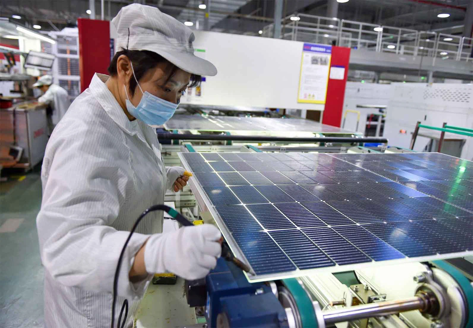 A-woman-works-in-a-solar-cell-factory-in-ChinaFang-DongxuAPAlamy2TC1RD7